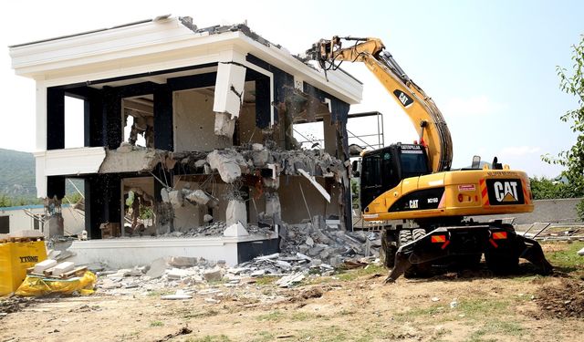 Nilüfer'de tarım arazisine yapılan kaçak yapı yıkıldı