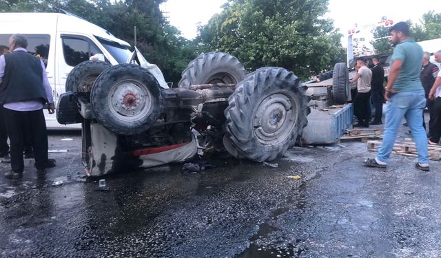 Gaziantep Şehitkamil ilçesinde yolcu servisi ile traktör çarpıştı: 1 ölü, 1 yaralı