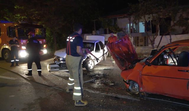 Kırıkkale'de kafa kafaya çarpışan iki otomobil hurdaya döndü: 3 ağır yaralı