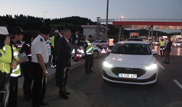 Bursa'da bayram tatilinde sıkı denetim! Yolcuları İl Jandarma Komutanı ve İl Emniyet Müdürü uğurladı