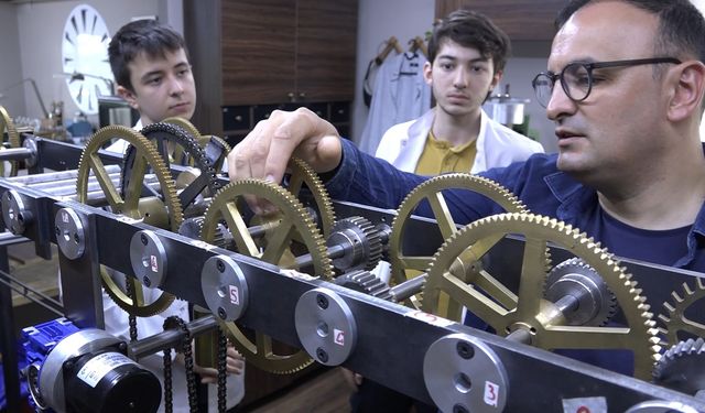 Bursa’da özel tasarladığı saatler ile dünyanın her bir köşesini süslüyor