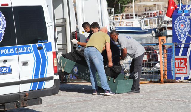 Antalya Konyaaltı Sahili açıklarında deniz yüzeyinde ceset bulundu