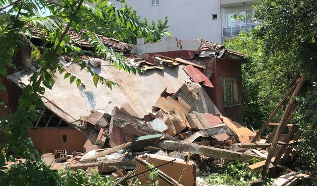 Metruk ev çöktü: 2 kişi hayatını kaybetti