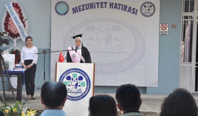 Bursa'da Suriyeli öğrenci Nour Alfrıekhe okul birincisi oldu