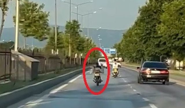Bursa trafiğinde tehlikeli yolculuk! Motosikleti yüzüstü uzanarak kullandı