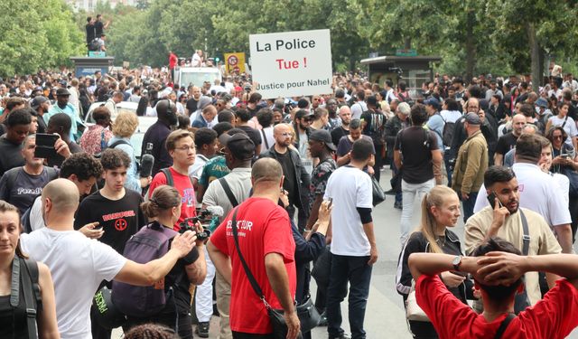 Fransa'da 17 yaşındaki gencin öldürülmesi binlerce kişi tarafından protesto edildi