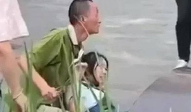 Çin'de genç kadını rehin alan adamın başına kürekle vurdular