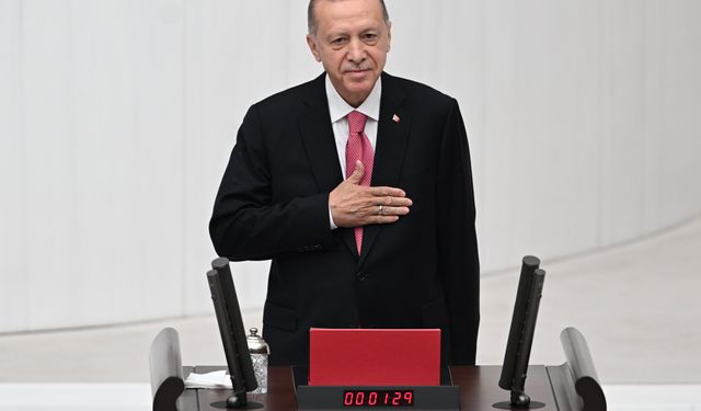 CHP ve HDP milletvekilleri Cumhurbaşkanı Erdoğan'ın selamlaması esnasında ayağa kalkmadı