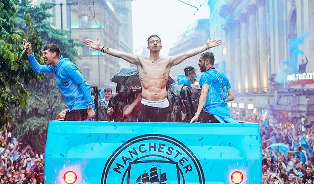 Şampiyon Manchester City'den şehir turu