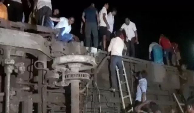 Hindistan’da Bahanaga İstasyonu'nda tren kazası: 50 ölü, 350 yaralı