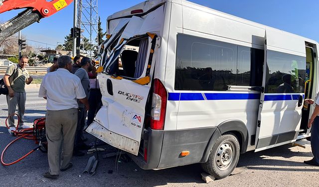 Mersin Tarsus ilçesinde işçi servisi ile kamyon çarpıştı: 8 yaralı