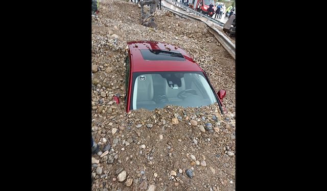 Denizli - Afyonkarahisar karayolunda selin getirdiği çamur yoldan geçen araçları yuttu: 1 ölü