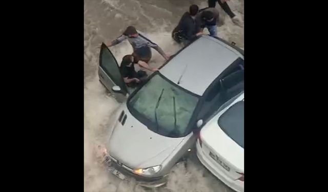 Ankara Keçiören ilçesinde sel nedeniyle aracının altına sıkışan vatandaşı mahalleli kurtardı