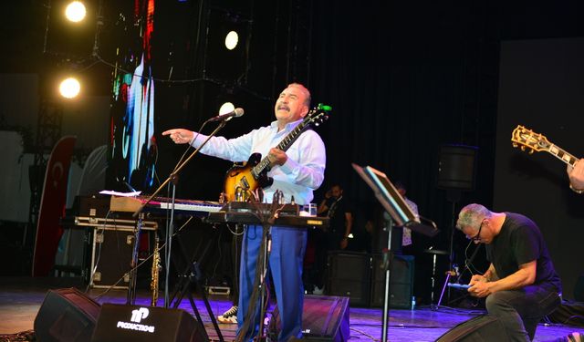 Arif Susam, Cengiz Kurtoğlu ve Ümit Besen Bursa'da konser verdi