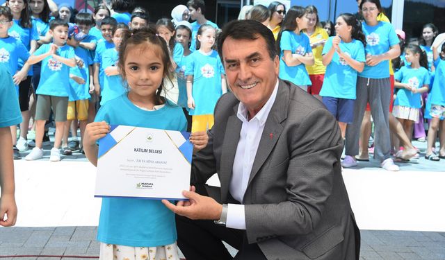 Osmangazi'de minik yüzücülerin sertifika heyecanı
