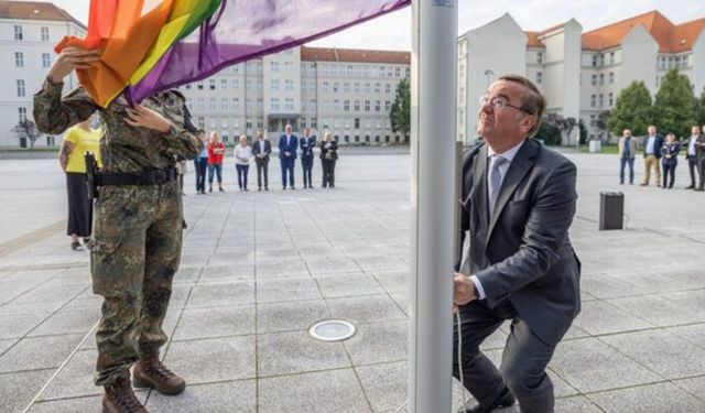 Bakan Boris Pistorius, LGBT bayrağını göndere çekti
