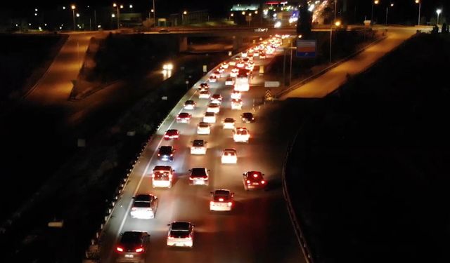 43 ilin geçiş güzergahı Kırıkkale'de gece yarısı yoğunluk! Tatilcilerin dönüş yolcuğu sürüyor