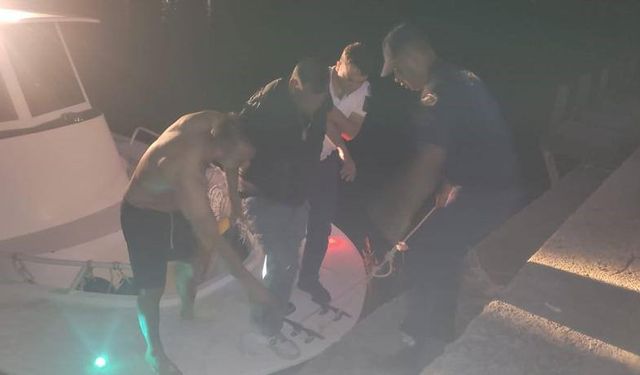 Bursa İznik Gölü'nde 3 kişi alabora olan tekneden düştü
