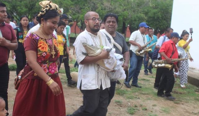 Meksikalı belediye başkanı timsah ile evlendi, gelinlik giydirdi, dans etti