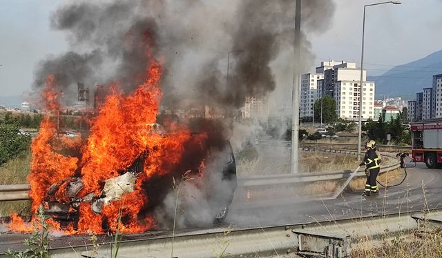Bursa Yıldırım ilçesinde seyir halindeki otomobil alev alev yandı