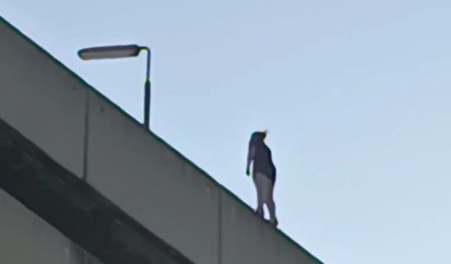 İzmir Konak ilçesinde bir genç kız 33 katlı binanın çatısından atladı, brandanın üzerine düştü