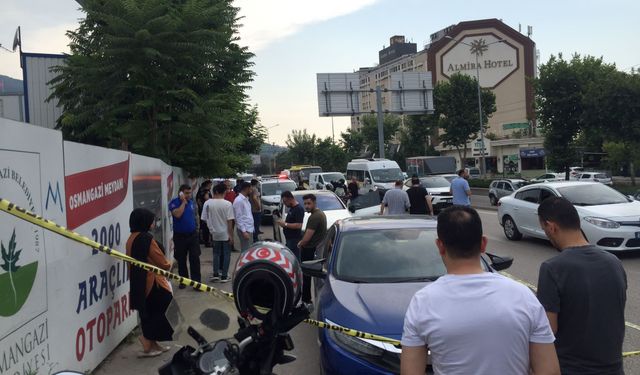 Bursa'da otomobille seyir halindeyken arkadaşını boğazından bıçaklayarak öldürdü
