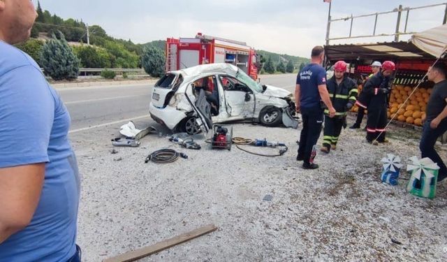 Manisa Saruhanlı ilçesinde kaza! Otomobil kamyonetle çarpıştı: 1 ölü, 3 yaralı