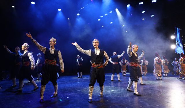 Karagöz Halk Dansları muhteşem şovuyla sezonu kapattı