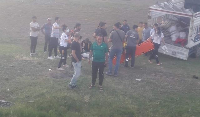 Iğdır Tuzluca ilçesinde işçileri taşıyan kamyonet ile otomobil çarpıştı: 12 yaralı