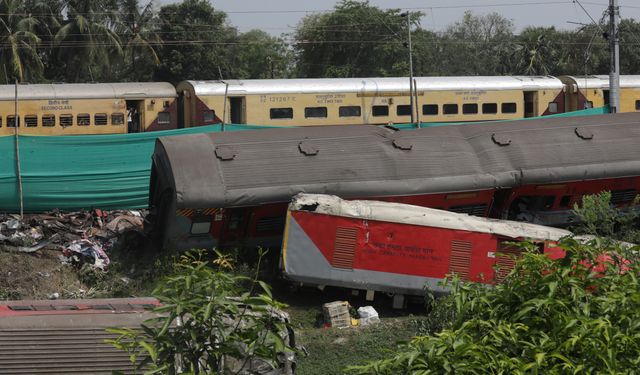 Hindistan'da 288 kişinin öldüğü tren kazasında 3 işçi tutuklandı