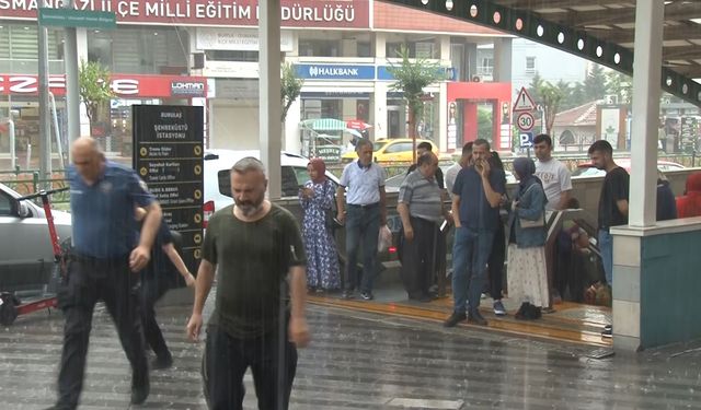 Bursa'da vatandaşlar yağmura hazırlıksız yakalandı