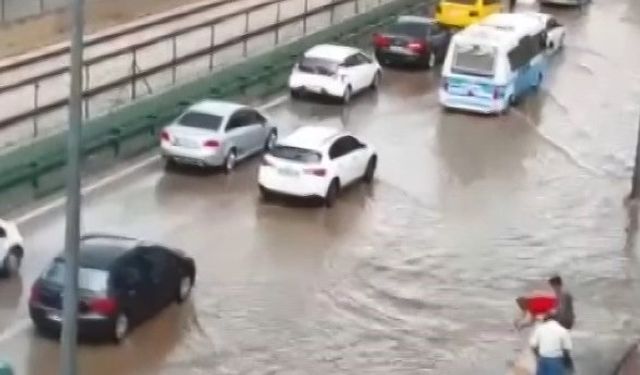Bursa’da yağışlı hava nedeniyle rögarlar taştı