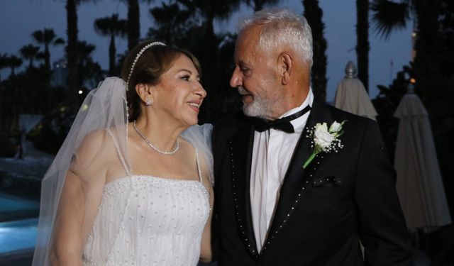 Adana'da 4 çocuk ve 7 torunları olan Onatça çifti evliliklerinin 50. yılında nikah tazeledi