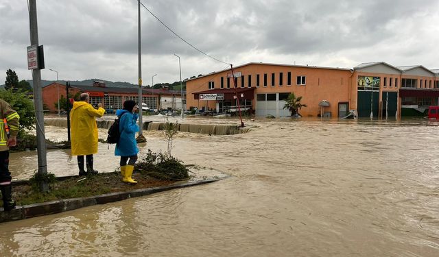 Bartın'da sel nedeniyle mahsur kalan 50 kişi helikopterle kurtarılıyor