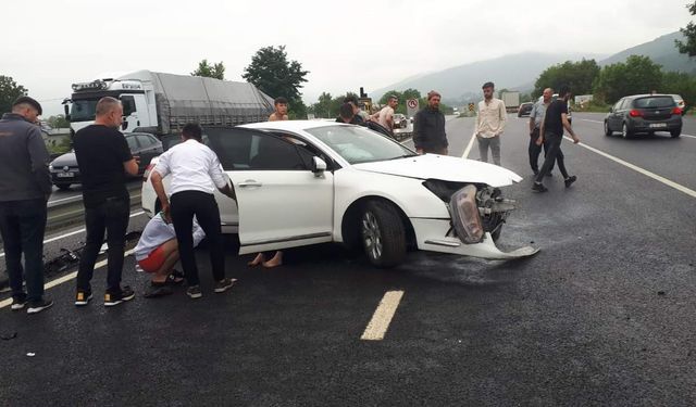 Bursa İnegöl ilçesinde kaza! Otomobil bariyerlere çarptı: 4 yaralı