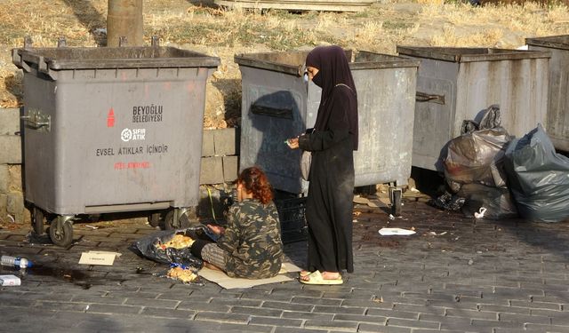 Karaköy’de çöpten yemek yeme numarasıyla dilencilik yapan yabancı uyruklu kadınlar yakalandı