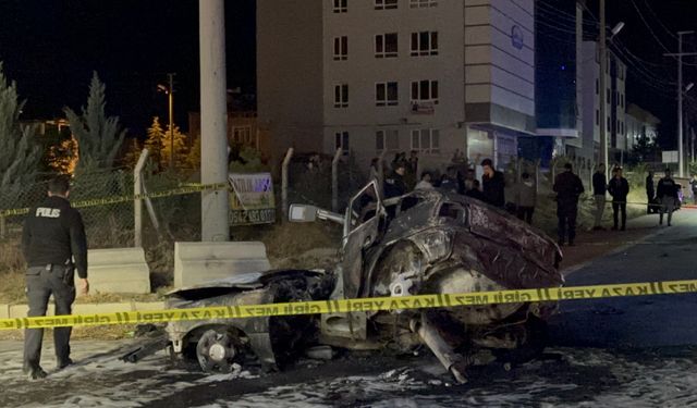 Niğde Bor ilçesinde kaza! Otomobil yayaya çarptıktan sonra yandı: 3 ölü