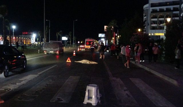 Antalya Manavgat ilçesinde tur midibüsü yaya geçidindeki turistlerin arasına daldı: 2 ölü
