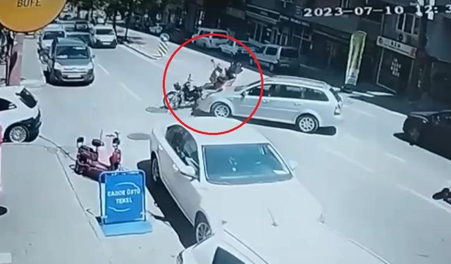 Bursa'da siparişe giden kuryeye araba çarptı