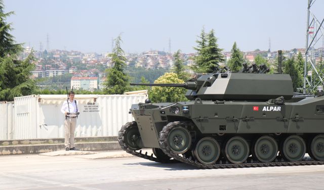 Türkiye'nin ilk ağır sınıf paletli insansız zırhlı aracı ALPAR görücüye çıktı