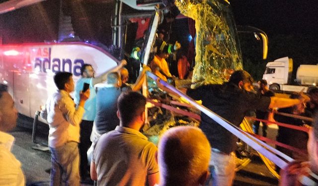Adana'da 7 araçlı zincirleme kaza: 16 yaralı