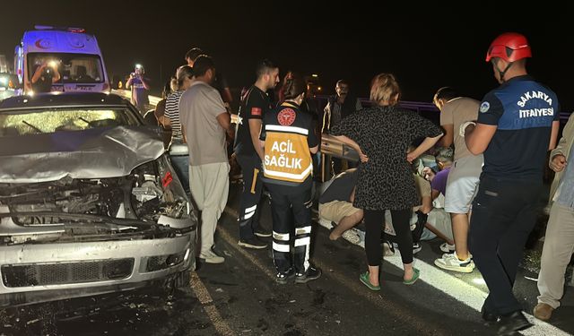 Anadolu Otoyolu Düzce geçişinde 5 araçlı zincirleme kaza! 14 yaralı