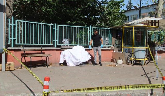 Antalya Muratpaşa ilçesinde Muharrem Nadi Baran bankta ölü bulundu! Saatlerce kimse fark etmedi