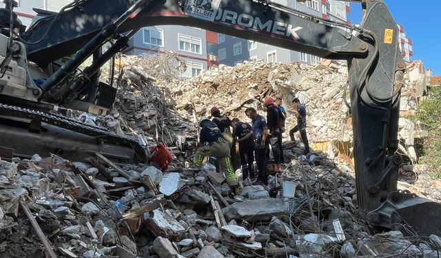 İstanbul Bakırköy'de bina çöktü! Göçük altında kalan işçi...