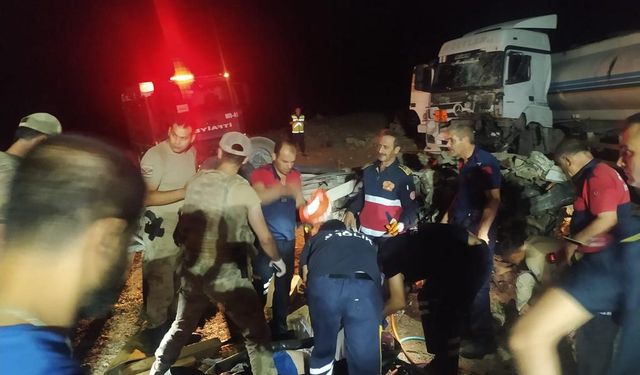 Mardin Midyat ilçesinde tanker ile kamyonet kafa kafaya çarpıştı: 1 ölü, 2 yaralı