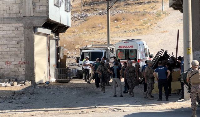 Gaziantep Şahinbey ilçesinde 2 yaşındaki oğlunu rehin alan şahıs kendini vurdu