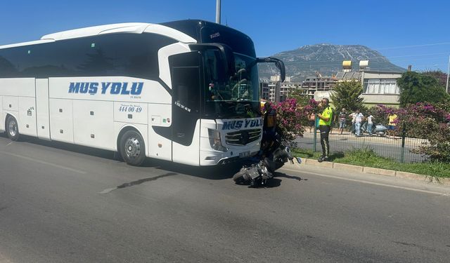 Antalya Alanya ilçesinde yolcu otobüsü motosiklete çarptı! Sürücü ve çocuğu can verdi