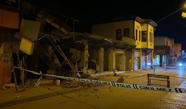 Osmaniye'de deprem felaketinde ağır hasar gören 2 katlı bina çöktü
