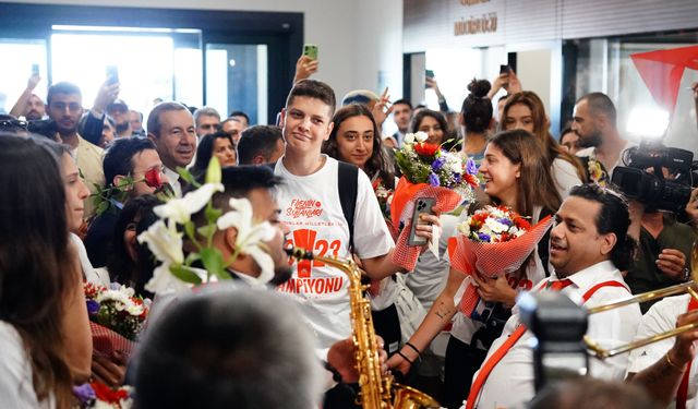 Filenin Sultanları, Türkiye’ye kupayla döndü! Sporseverler çiçeklerle karşıladı