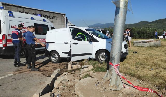 Bursa Gemlik - Kurşunlu yolundaki TOGG fabrikası yolu kavşağında yine kaza! Vatandaşlar yardım bekliyor